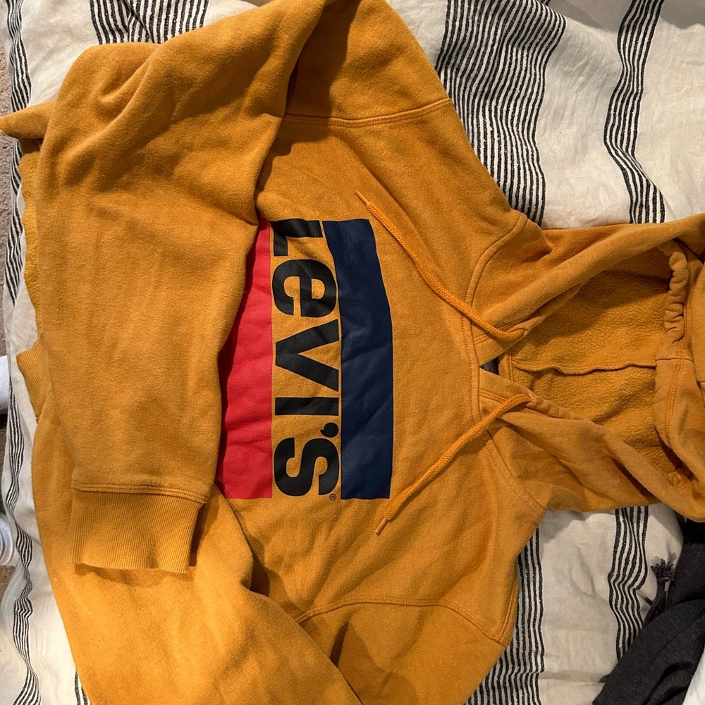 Cropped Levi's sweatshirt